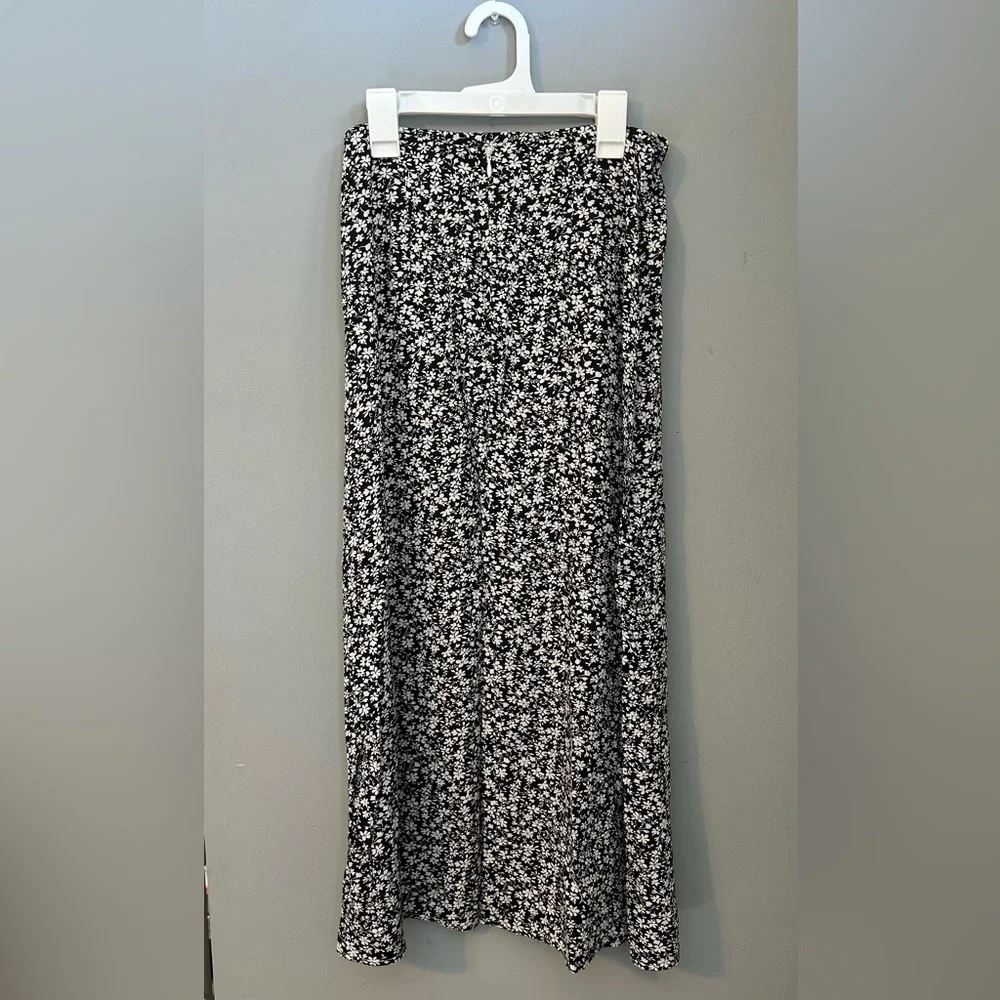 Never worn. Ditsy Floral Split Thigh Skirt size medium - Picture 4 of 7